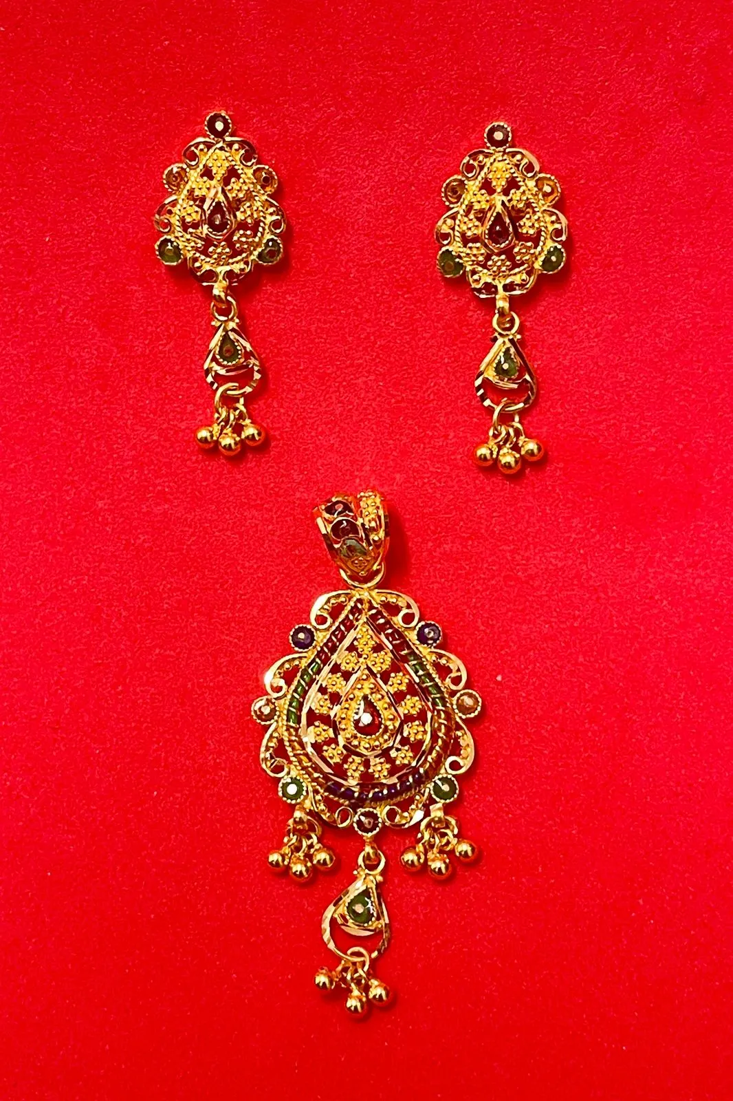 22 KT Gold Designer Multicolor Engraved Pendant Set (D106)